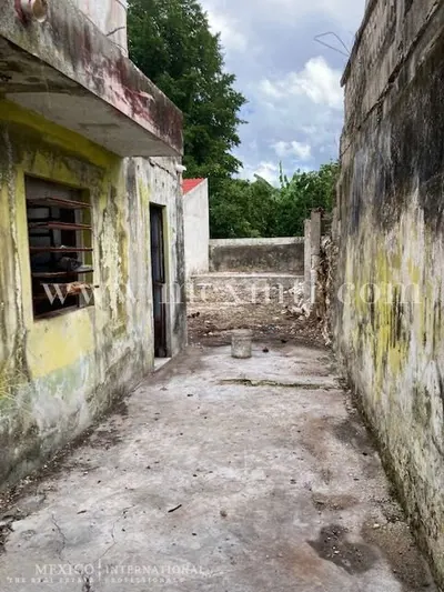 Calle 66 Fixer – Great Santa Lucia – Santiago Location — colonial home in Mérida Centro — photograph 2