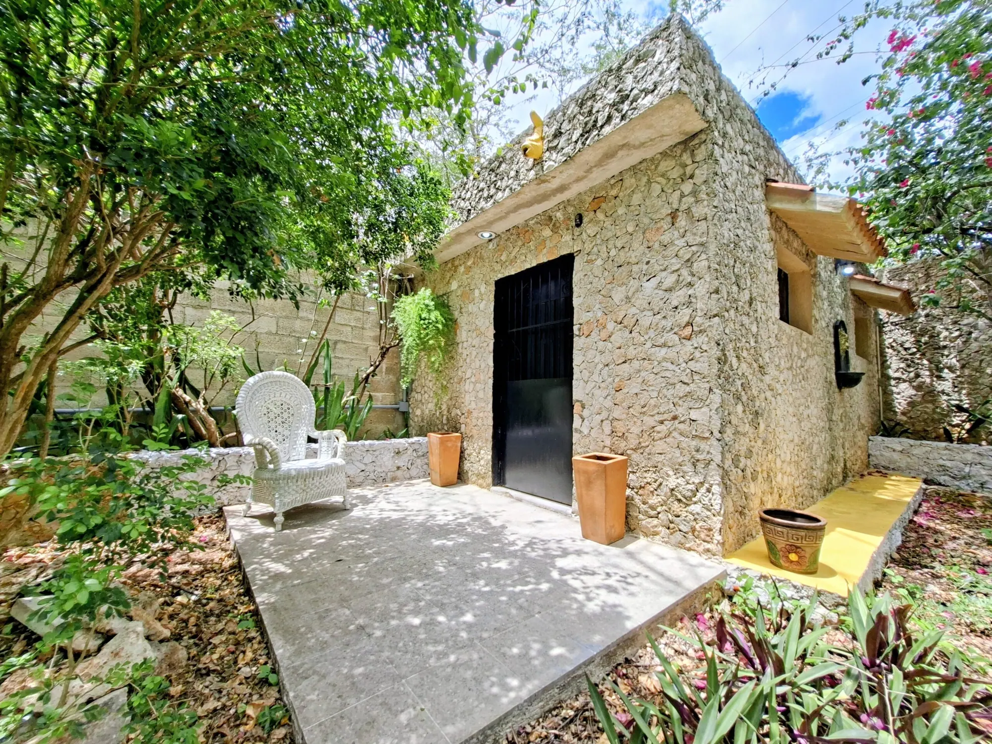 Private Tropical Estate with Guesthouse, Pool & Rooftop Terrace in Northern Mérida, Yucatán — residential home in North Mérida — photograph 2