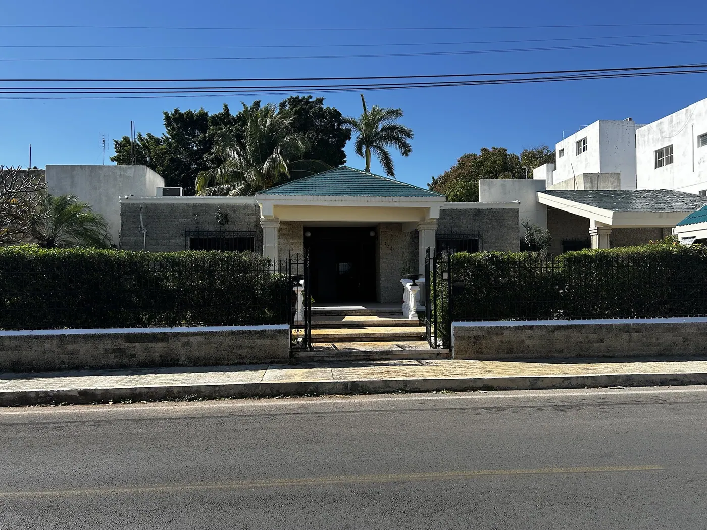 Classic 1 Story in Exclusive Neighborhood — residential home for sale in North Mérida