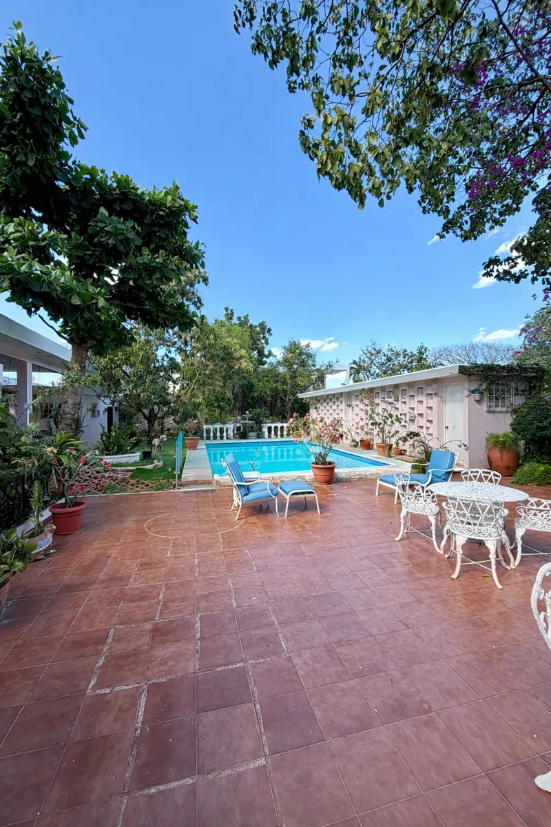 Elegant Garden Property on Iconic Avenida Colón — colonial home in Mérida Centro — photograph 2