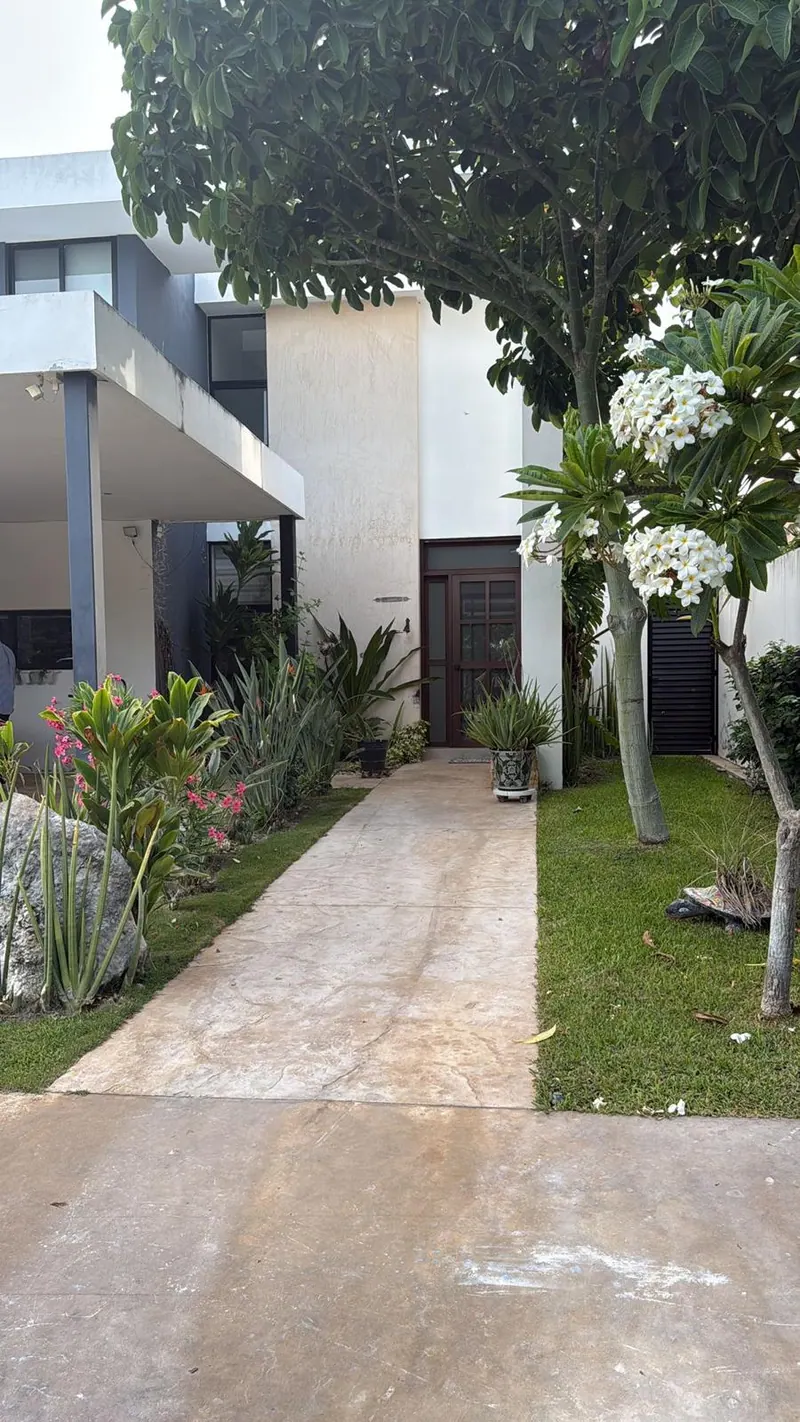 Solar Panels plus Back up Batteries! 4 -5 Bedrooms — residential home in Greater Mérida — photograph 2