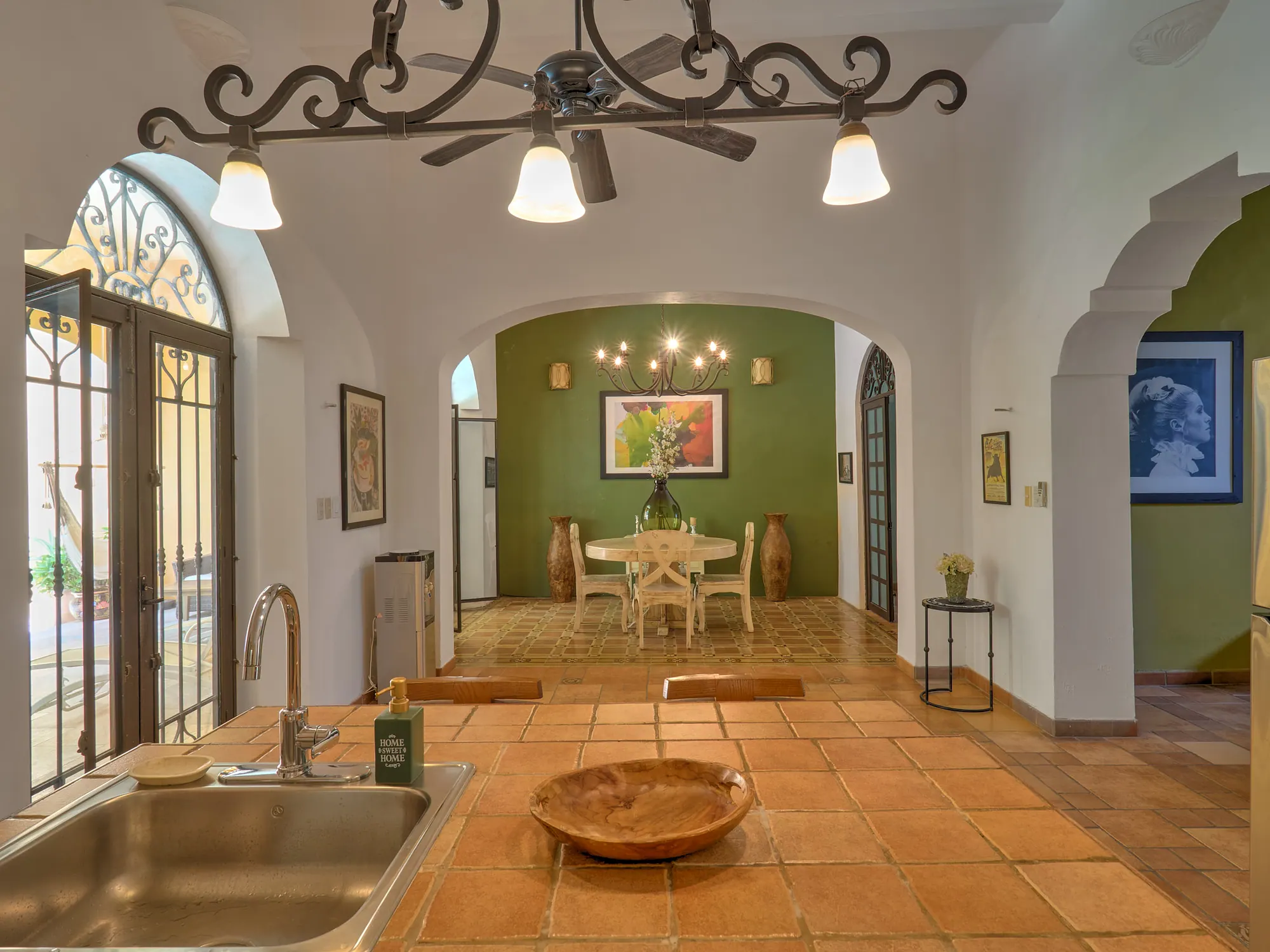 Elegant Colonial Gem with Pool Just Steps from Santa Lucía Park — colonial home in Mérida Centro — photograph 3