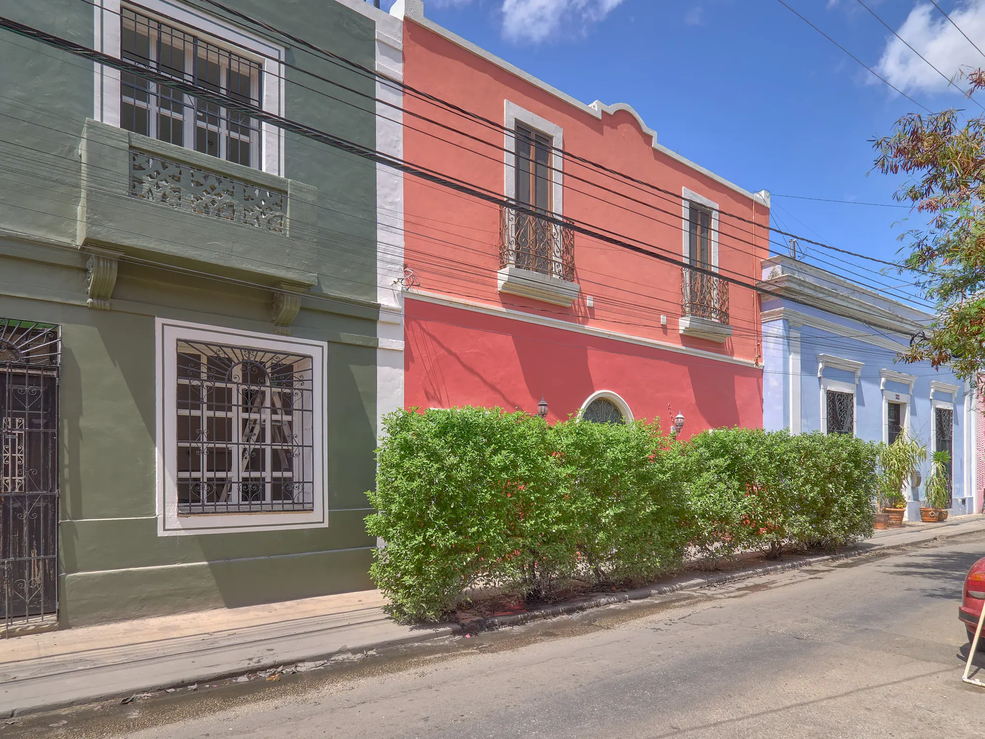 Elegant Colonial Gem with Pool Just Steps from Santa Lucía Park — colonial home in Mérida Centro — photograph 2