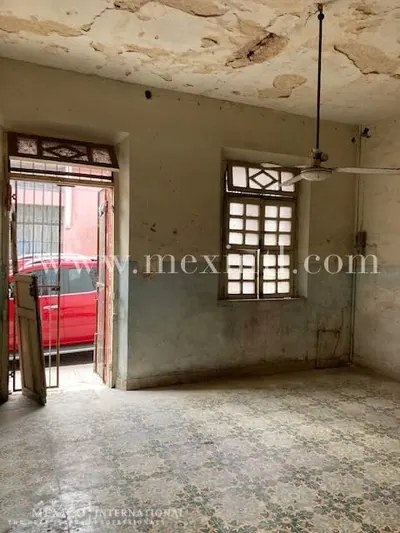 Calle 66 Fixer – Great Santa Lucia – Santiago Location — colonial home for sale in Mérida Centro